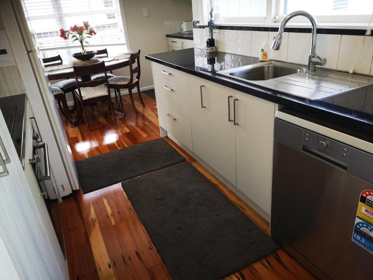 Cheerful 4 Bedroom Holiday Home Rotorua Exterior photo