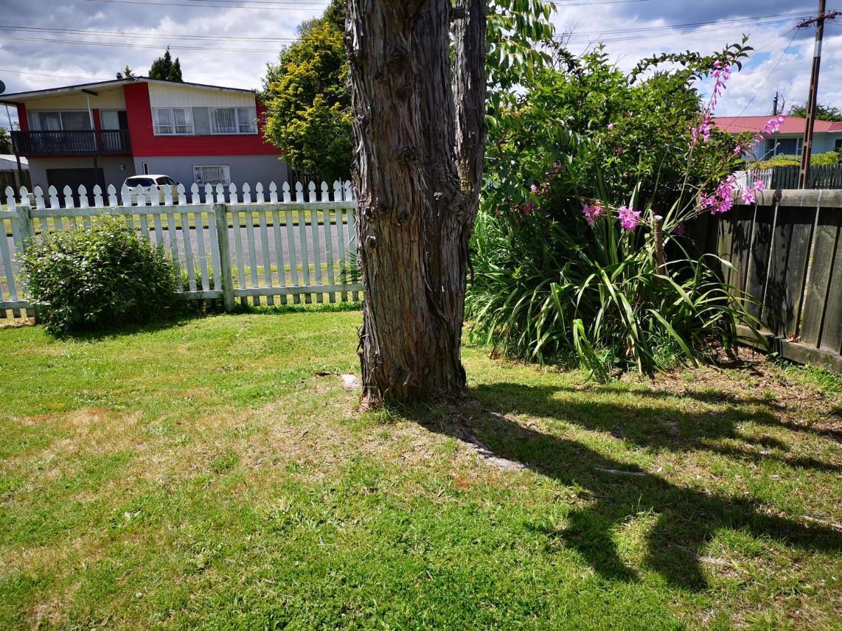 Cheerful 4 Bedroom Holiday Home Rotorua Exterior photo